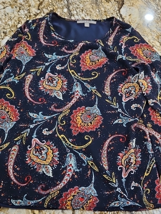 Valerie Stevens Tops - Valerie Stevens Navy Floral Trim Top